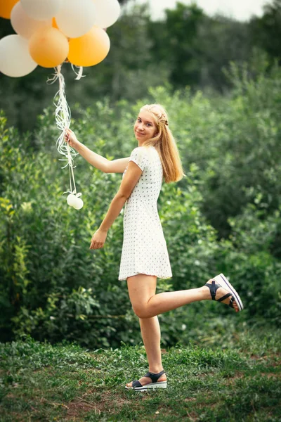 Chica Joven Con Globos Fondo Naturaleza — Foto de Stock