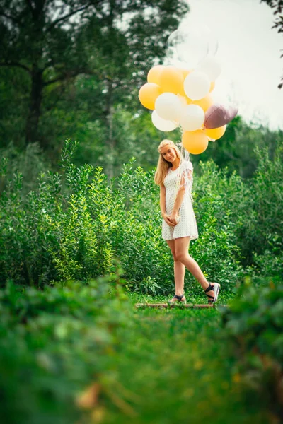 Jong Meisje Met Ballonnen Natuur Achtergrond — Stockfoto