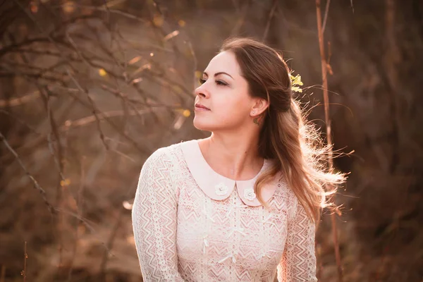 Portrait Une Fille Dans Champ Sur Fond Coucher Soleil — Photo