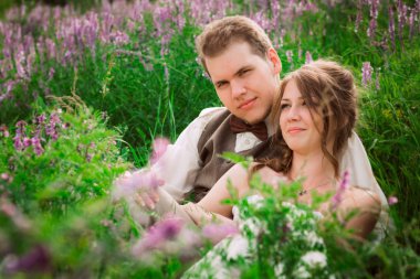 bir dağ ve çim zemin üzerine gelin ve damat portre.