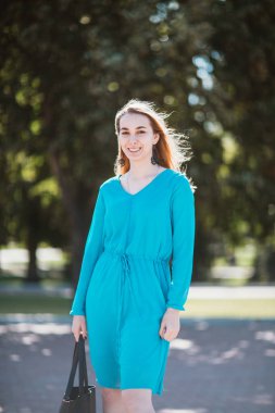 Arka plan bulanık bir genç kadının portresi.