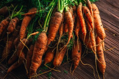 Ahşap arka plan üzerinde Bahçe yakın çekim üzerinden taze havuç.