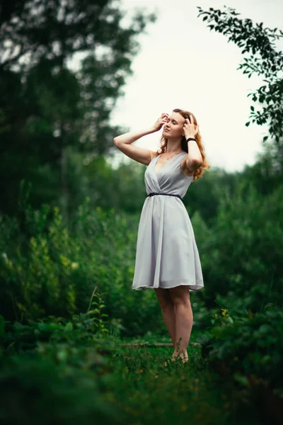 Porträtt Flicka Mot Naturen Bakgrund — Stockfoto