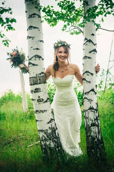 Mladá Nevěsta Poblíž Břízy Lese — Stock fotografie