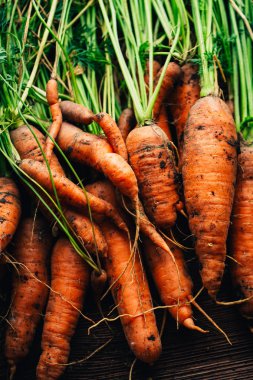 Ahşap arka plan üzerinde taze havuç yakın çekim.