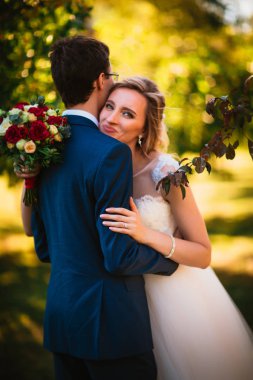 Gelin ve damat arka plan yaz ormanda.