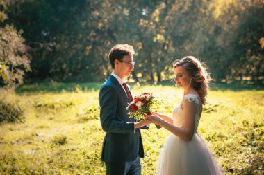 Gelin ve damat arka plan yaz ormanda.