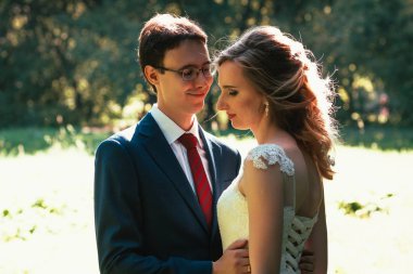 Gelin ve damat arka plan yaz ormanda.