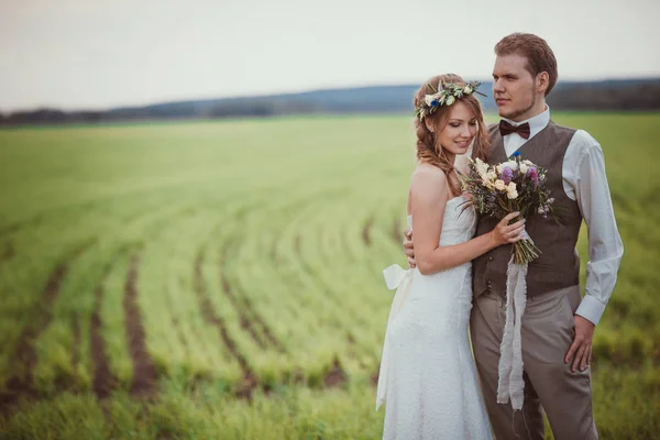 Bruden Och Brudgummen Stå Bakgrund Fältet — Stockfoto