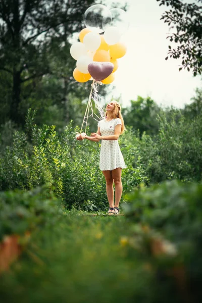 Ung Flicka Med Ballonger Naturen Bakgrund — Stockfoto