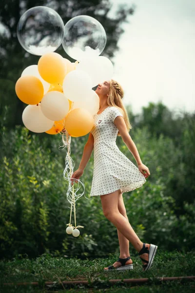 Jeune Fille Avec Des Ballons Sur Fond Nature — Photo