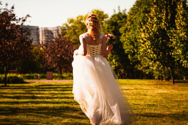 Belle Jeune Mariée Dans Fond Jardin — Photo