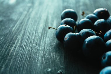 siyah arka plan üzerine birçok taze erik yakın çekim.