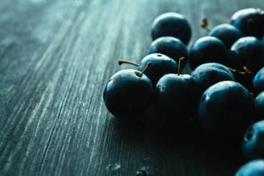 siyah arka plan üzerine birçok taze erik yakın çekim.