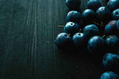 siyah arka plan üzerine birçok taze erik yakın çekim.