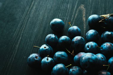 siyah arka plan üzerine birçok taze erik yakın çekim.