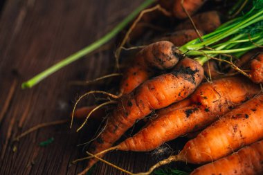 Ahşap arka plan üzerinde taze havuç yakın çekim.