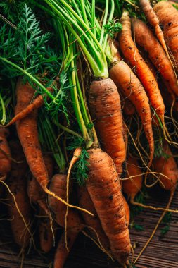 Ahşap arka plan üzerinde Bahçe yakın çekim üzerinden taze havuç.