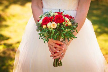 güzel genç gelin Bahçe arka planda.