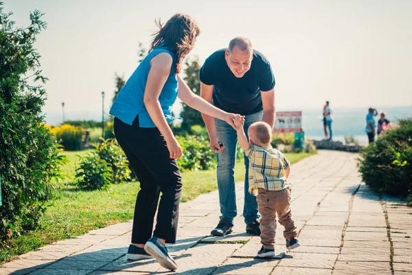 Lykkelig Familie Med Baby Sønn Naturbakgrunn – stockfoto