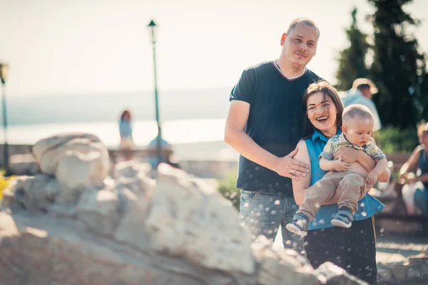 Familia Feliz Con Bebé Cerca Fuente —  Fotos de Stock