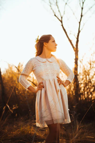 Hermosa Chica Pie Campo Sobre Fondo Atardecer —  Fotos de Stock