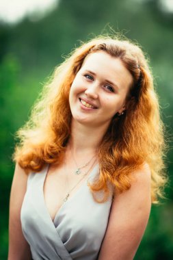 bir kız bir doğa arka plan portresi.