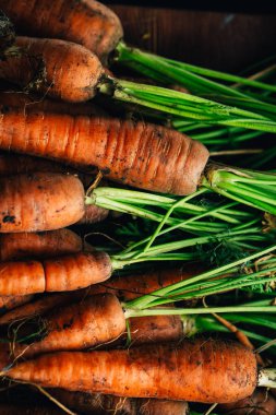 Ahşap arka plan üzerinde taze havuç yakın çekim.