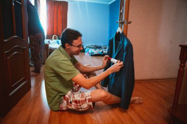 Mutlu adam düğüne gidiyor.