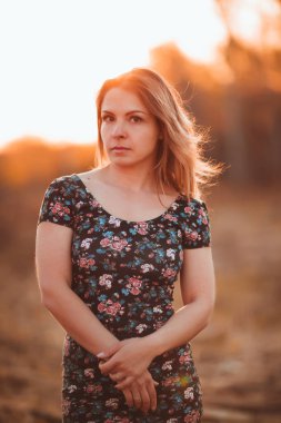 bir gün batımı arka plan alanda güzel bir kızın portresi.