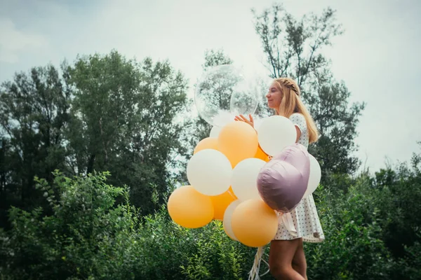 Jeune Fille Avec Des Ballons Sur Fond Nature — Photo