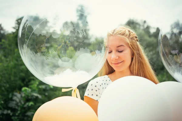 Portrét Mladé Dívky Balonky Pozadí Přírody — Stock fotografie