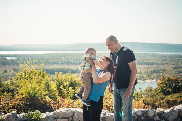 Gelukkig Familie Met Baby Zoon Natuur Achtergrond — Stockfoto