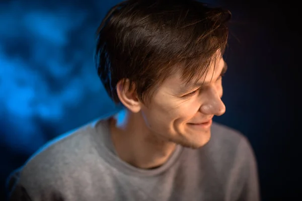 Porträt Emotionaler Junger Mann Auf Blauem Hintergrund — Stockfoto