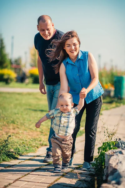 Lykkelig Familie Med Baby Sønn Naturbakgrunn – stockfoto