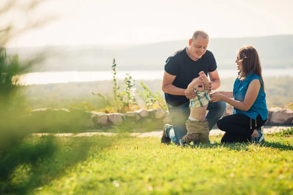 Familie Fericită Copil Iarbă Verde — Fotografie, imagine de stoc