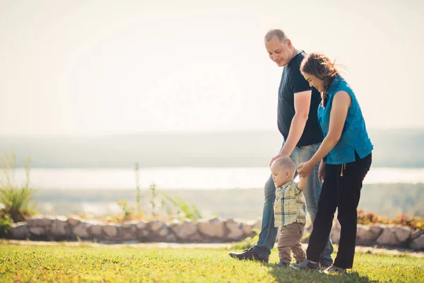 Gelukkig Gezin Met Baby Groen Gras — Stockfoto