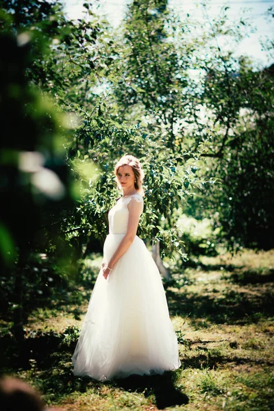 Beautiful Young Bride Garden Background — Stock Photo, Image