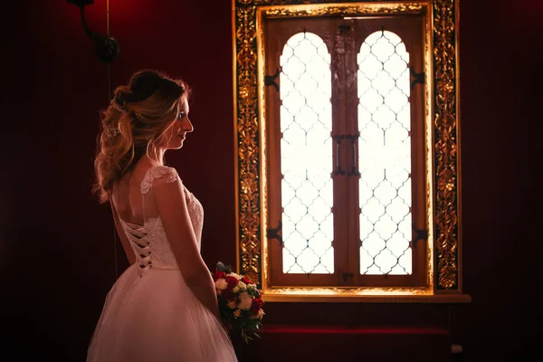 肖像年轻美丽的新娘在窗口附近 — 图库照片