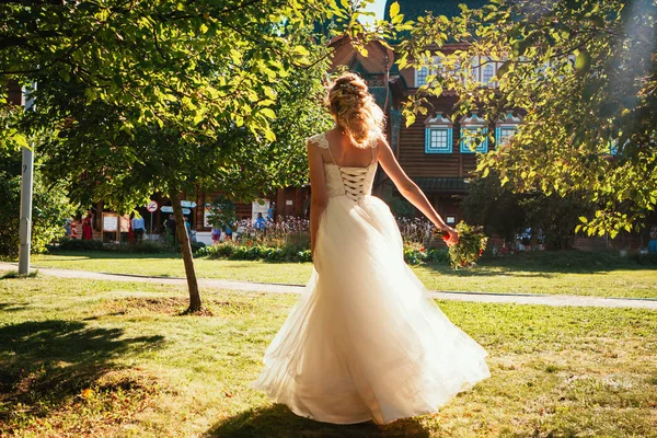 Bella Giovane Sposa Sullo Sfondo Del Giardino — Foto Stock