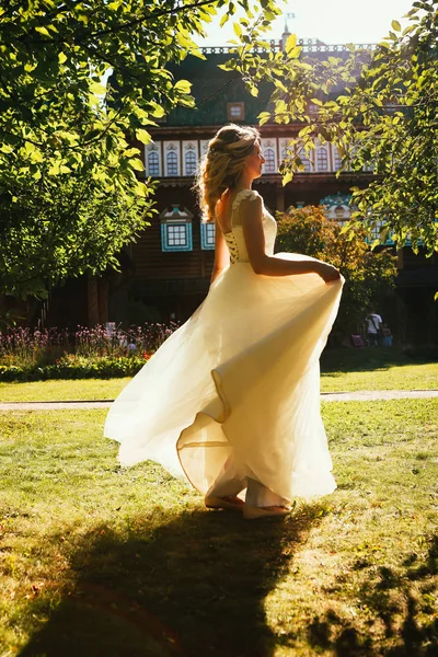 Bella Giovane Sposa Sullo Sfondo Del Giardino — Foto Stock