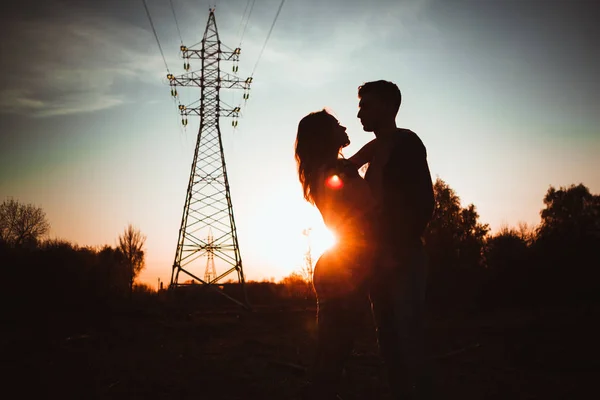 Silhouettes Homme Une Fille Dans Champ Sur Fond Coucher Soleil — Photo