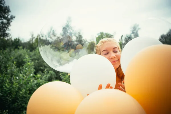 Retrato Menina Com Balões Fundo Natureza — Fotografia de Stock