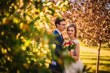 Güzel şık gelin ve damat bahçe zemin üzerine.