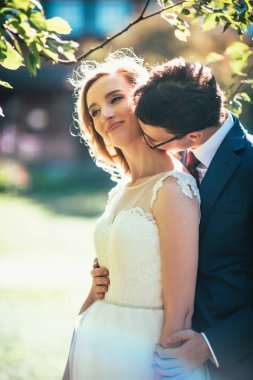 Gelin ve damat arka plan yaz ormanda.