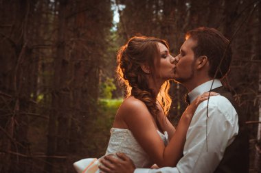 Gelin ve damat firs ormanında.