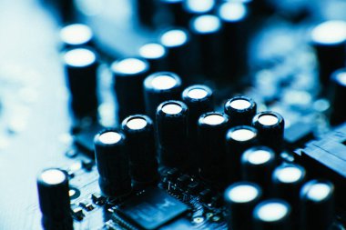 bilgisayar yönetim kurulu kapasitörler mavi renk yakın çekim.