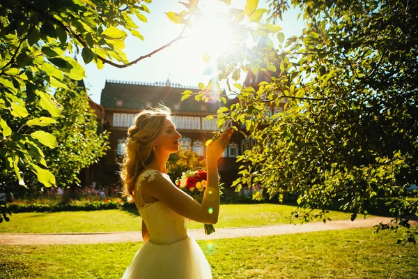 Hermosa Joven Novia Fondo Del Jardín — Foto de Stock