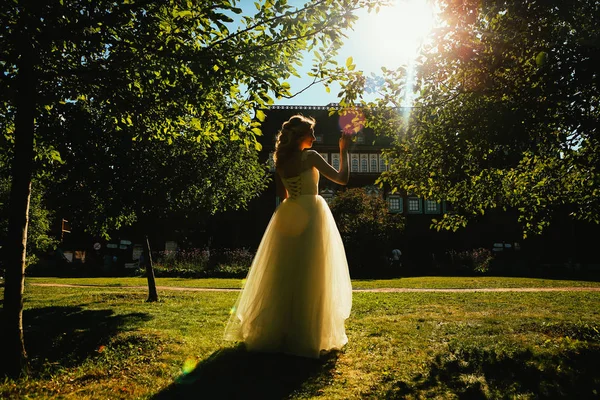 庭の背景に美しい若い花嫁 — ストック写真