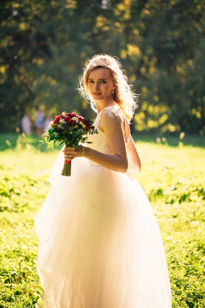 Krásná Mladá Nevěsta Zahradě Pozadí — Stock fotografie